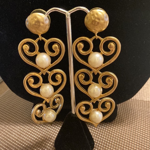Triple tier gold tone heart and faux pearl chandelier earrings - Picture 1 of 9